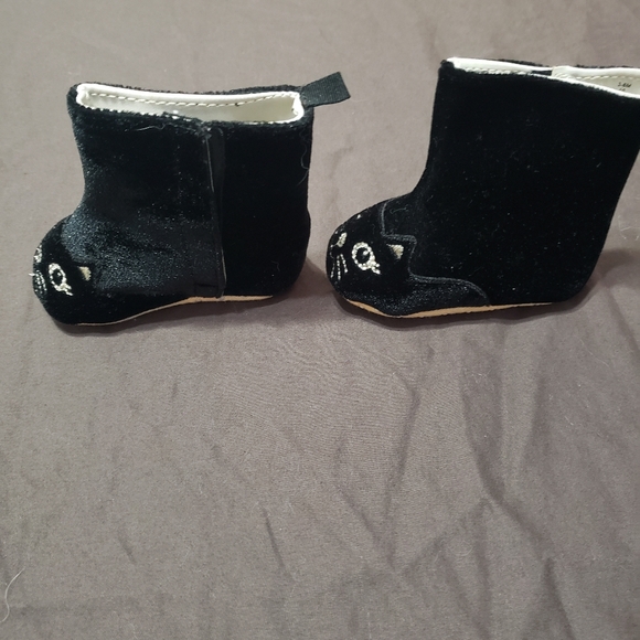 Black Cat Boots Grip Sole Side Velcro Closure Suede Old Navy Size 3-6 Months - Picture 2 of 3